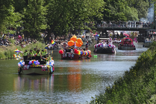 904261 Afbeelding van de botenparade van de Utrecht Pride 2023 over de Stadsbuitengracht te Utrecht. Op de achtergrond ...